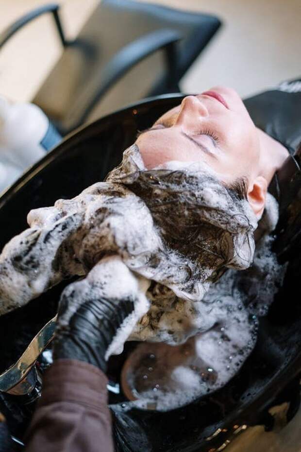 19. «Новая парикмахер сказала мне по секрету, что одно из лучших средств для мытья волос – гель для интимной гигиены. У него очень мягкая и нежная консистенция».