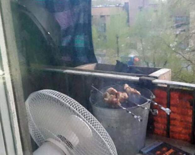 Самое главное в шашлычном деле - поделиться шикарным ароматом с соседями  прикол, шашлык, юмор