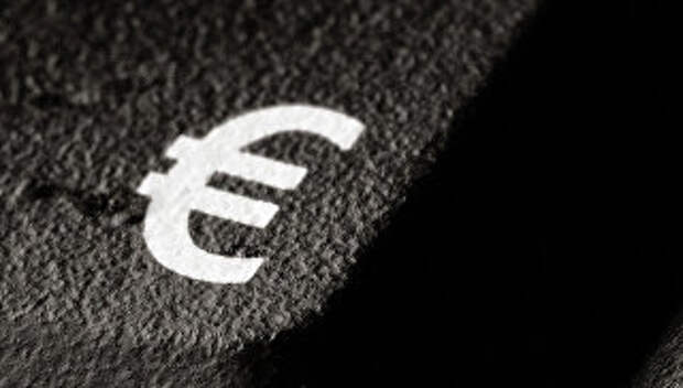 Значок евро на асфальте