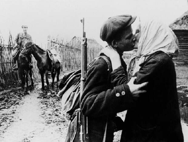 Фото матери, провожающей сына на войну.