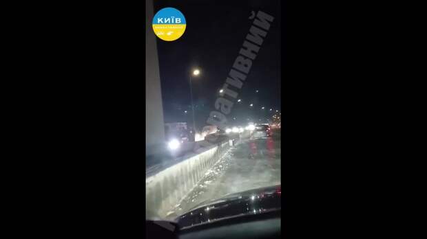 Машины плывут в кипятке в Киеве из-за прорыва труб на Набережном шоссе https://t.me/webmoney_dn/312012Video: Клип