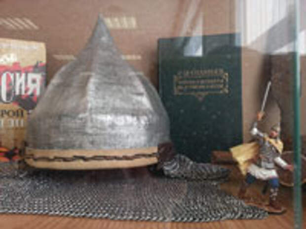 Военные связисты получили книги по истории России
