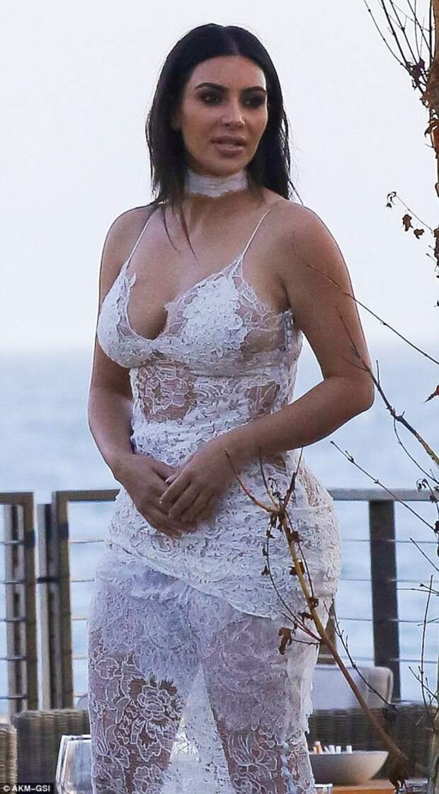 Ким Кардашян надела на вечеринку белое прозрачное платье