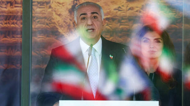 Сына иранского шаха Пехлеви неизвестный облил томатным соком