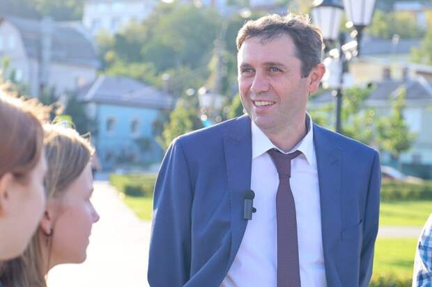 Мэр Воронежа Сергей Петрин прогулялся со школьниками по набережной и обсудил благоустройство города