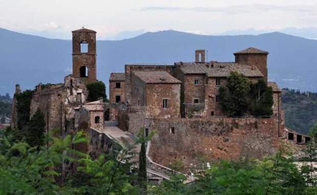 21. Заброшенный горный город в Италии города-призраки, заброшенные города, загадки, тайны, фото