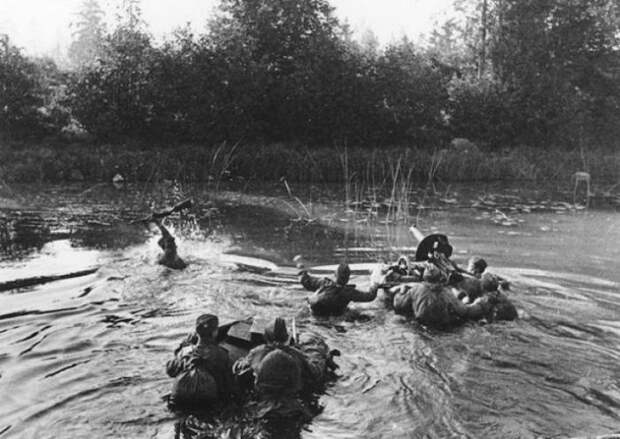 Советские солдаты форсируют реку вдоль линии фронта в июне 1944-го.