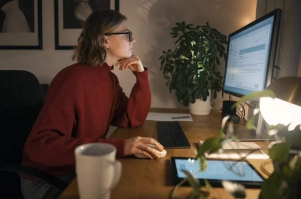 Врач Азизова объяснила, вредит ли здоровью работа за компьютером