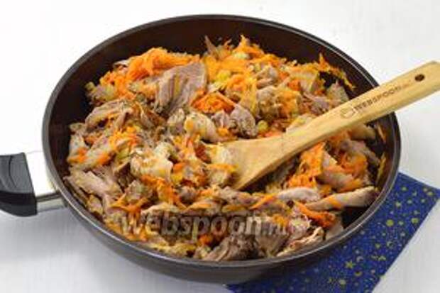 Добавьте кусочки готовой индейки, приправьте по вкусу солью и перцем, протушите ещё 2-3 минуты для того, чтобы все вкусы подружились.