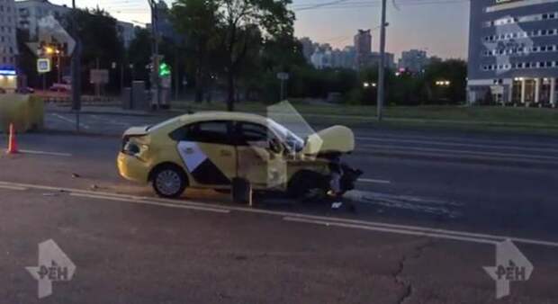 Видео: страшные последствия ДТП с двумя автомобилями на западе Москвы