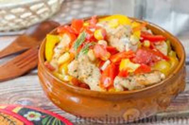 Фото к рецепту: Запечённое куриное филе с помидорами, перцем и кукурузой