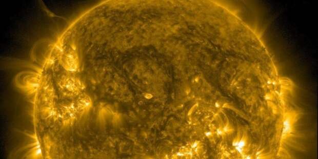 Магнитная буря уровня G3 не ослабевает: как пережить рекордную солнечную активность
