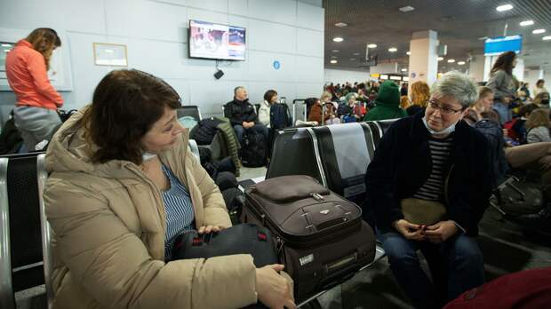 Пассажиры в терминале аэропорта Алма-Аты Пассажиры в терминале аэропорта Алма-Аты - РИА Новости, 1920, 13.01.2022