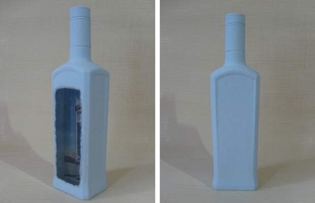 Светло-голубой и белой акриловой краской при помощи губки создаем эффект инея на бутылке