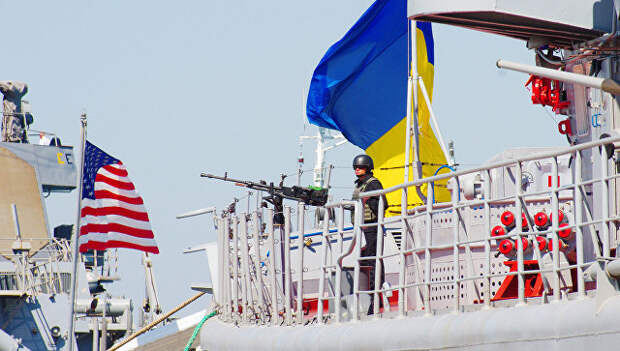 Флагман ВМС Украины сторожевой корабль проекта 1135 Гетман Сагайдачный и ракетный эсминец ВМС США Дональд Кук в Одессе. Архивное фото