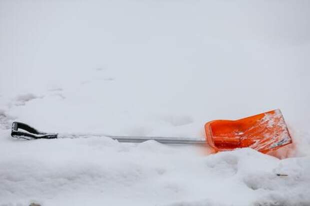 Краснодарским спортсменам пришлось самим расчищать снег у стадиона, чтобы не прерывать тренировки