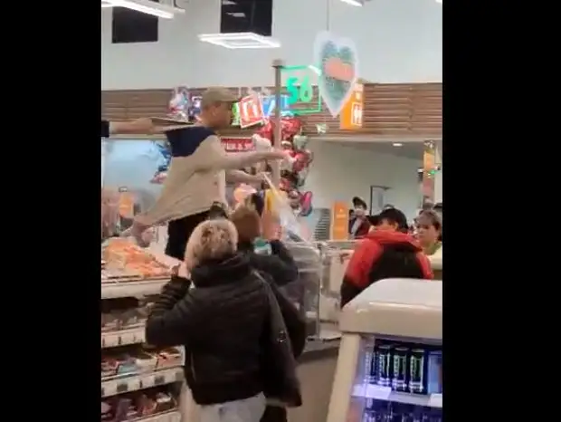 В Твери неадекватный посетитель залез на кассу и кричал о русофобии