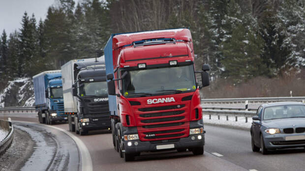 Почему фуры едут вплотную и мешают обгонять — объяснение с дороги