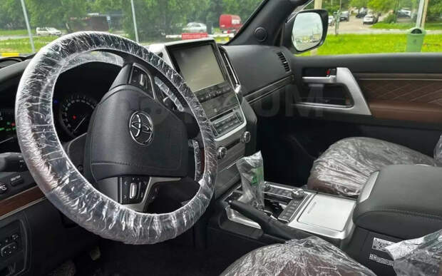 Практически новый Land Cruiser 200 продают после 10 лет в гараже: сколько стоит?