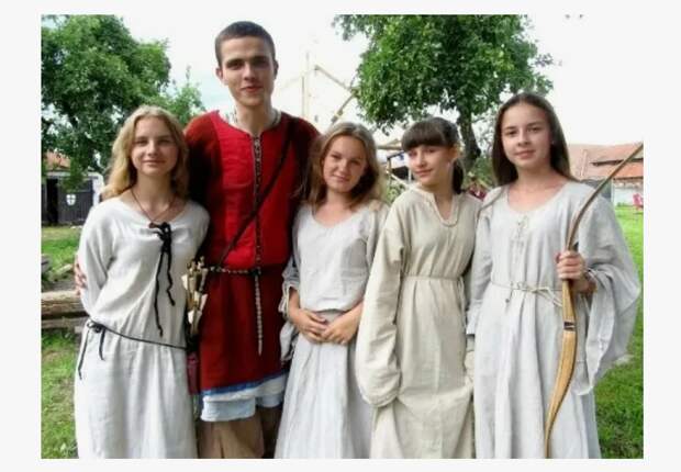 Пруссы - древний балтский народ, близкий литовцам и латышам. Но полностью уничтоженный немцами