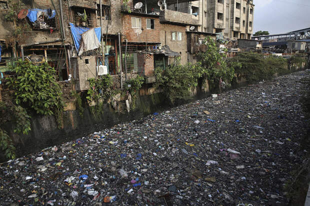 Пластиковый канал в Мумбаи, Индия