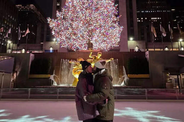 Актер Киану Ривз поцеловал возлюбленную Александру Грант на катке в Нью-Йорке