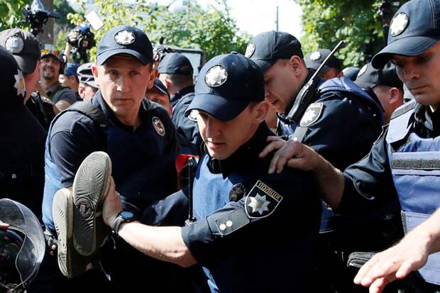 отрудники полиции моментально задерживали провокаторо Фото: REUTERS