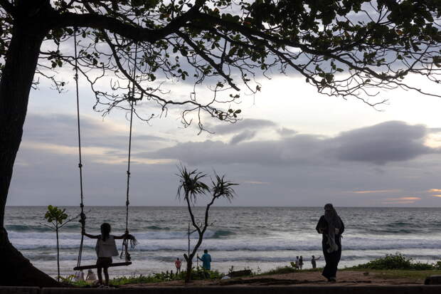 Российский турист решил покататься по пляжу Таиланда на машине и застрял в песке