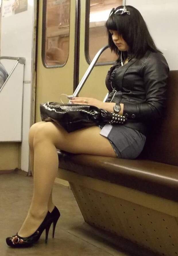 По юбкой в метро