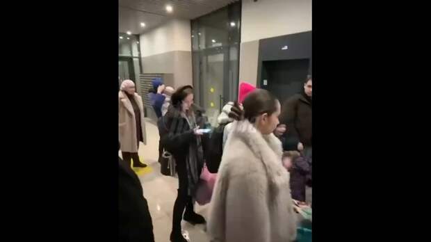 Мамы с колясками и пенсионеры вынуждены отстаивать очередь, чтобы попасть в лифт московского ЖК