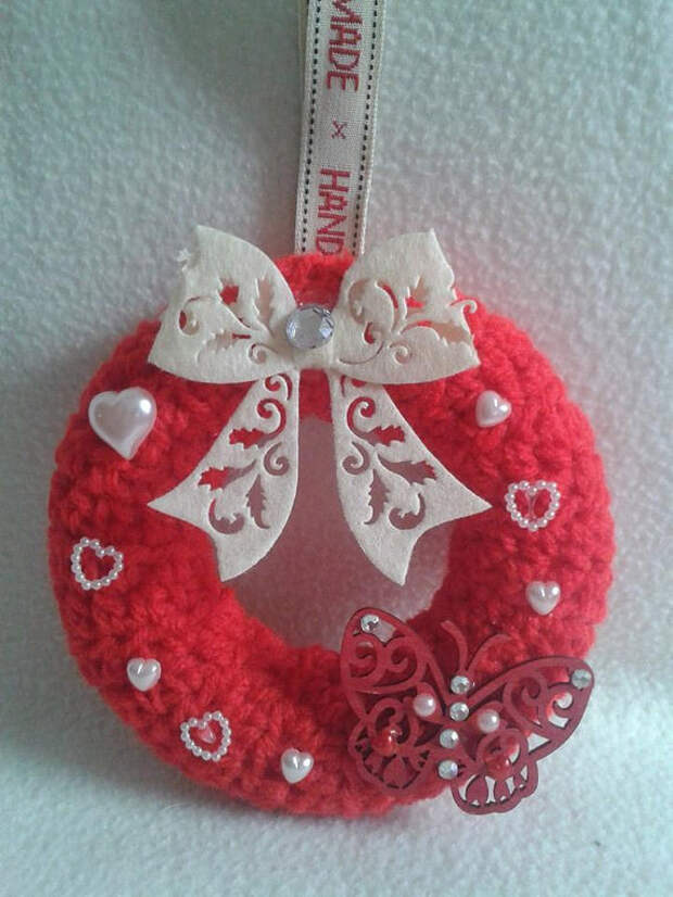 red hanging decorative wreath