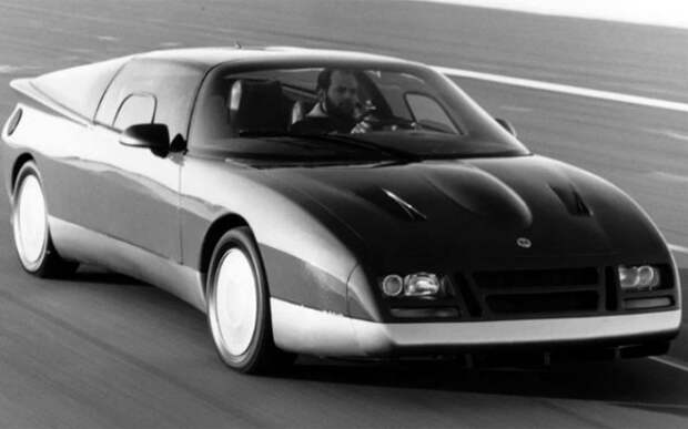 Вся верхняя часть корпуса EV-1 сделана из слегка тонированного стекла чисто из-за дизайна.И это сработало! И идея в том, что эта стеклянная крышка напоминает кабину самолета и подчеркивает авиационные мотивы в облике концепта.Но из-за этой крыши не открывались боковые окна. Еще одну проблему, связанную с быстрым нагревом салона под солнцем, шведы попытались решить более изящно — на крыше прототипа установили 66 фотоэлементов.Эта солнечная батарея вырабатывает энергию для постоянной вентиляции салона.