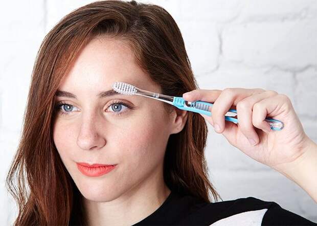 15 неожиданных вещей, которые можно (и нужно!) почистить зубной щёткой