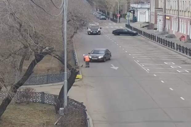 В российском городе пожилую женщину во время уборки улицы сбила машина