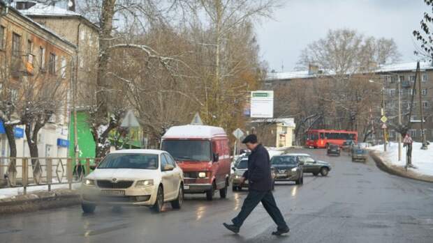 Переход дороги в неположенном месте./Фото: pg13.ru Переход дороги в неположенном месте./Фото: pg13.ru