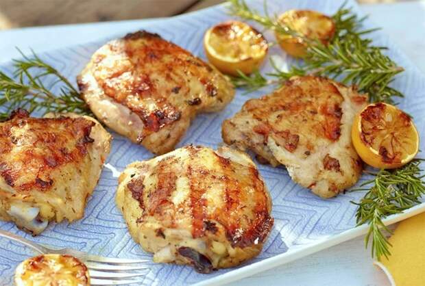 Куриные бёдра под сыром. \ Фото: foodnetwork.ca. Куриные бёдра под сыром. \ Фото: foodnetwork.ca.