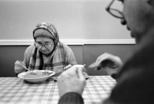 Голодные старики. Люди из дома престарелых. Голод пожилые. Фото голод пожилые люди.