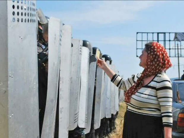 Феодосия, 2011. Защитники Поклонного креста С иконой против ОМОНа. Сегодня эта женщина лишена пенсии