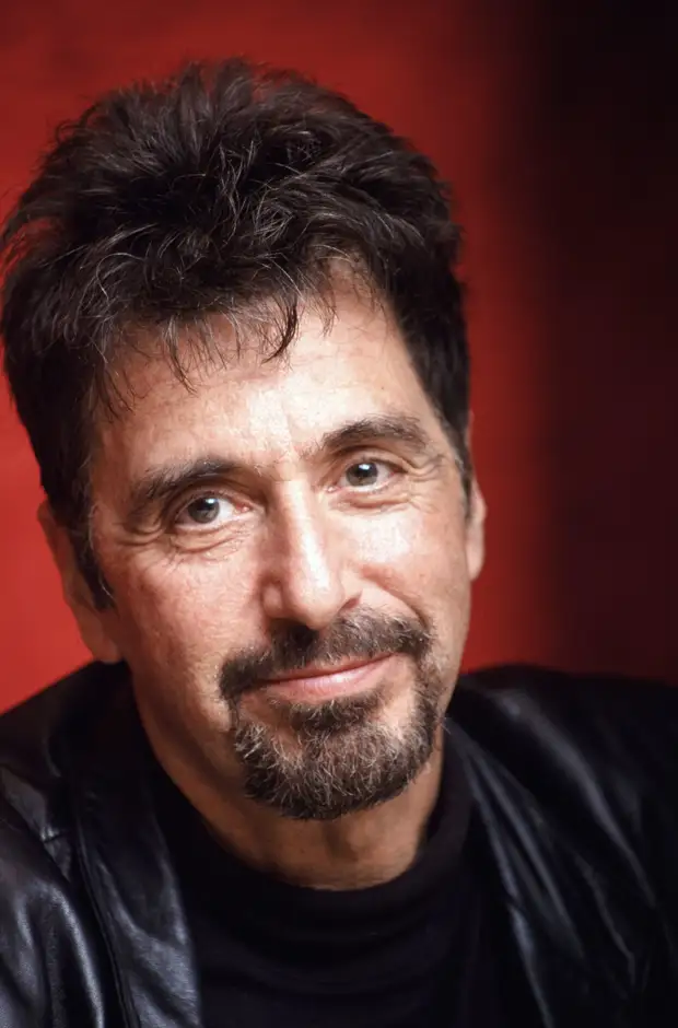 Встречается с 28-летней девушкой и танцует на улицах: как сейчас выглядит и чем занимается Аль Пачино