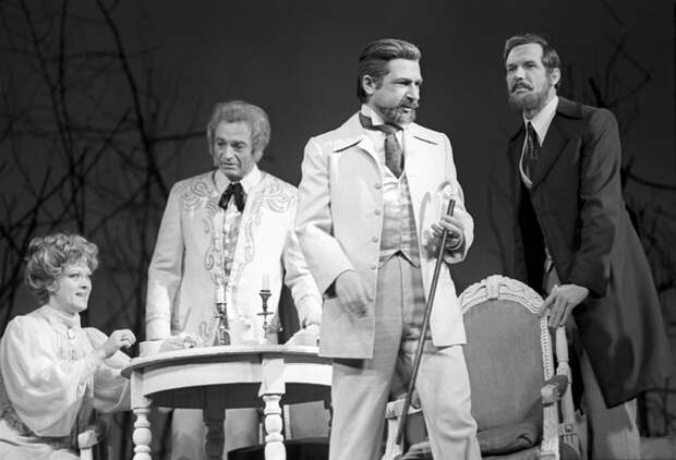 Игорь Кваша (третий слева) в спектакле "Вишневый сад", 1979 год