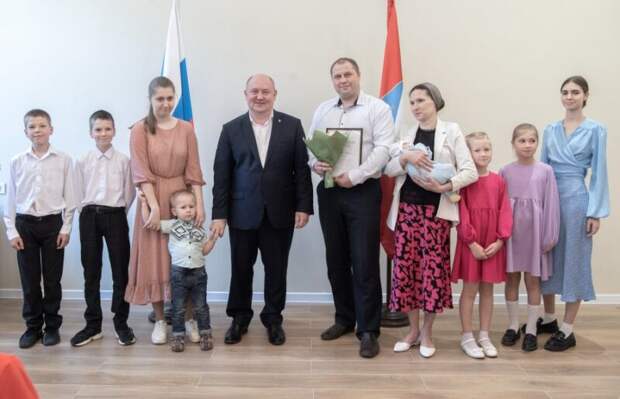 Губернатор Севастополя Михаил Развожаев вручил многодетным семьям жилищные сертификаты