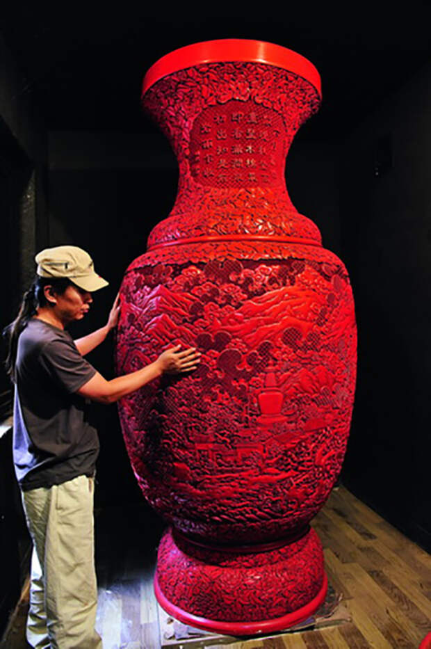 На создание этой гигантской вазы у современных китайских мастеров ушло три года