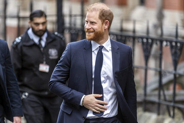 "Пытался подорвать монархию": королю Карлу III запретили принимать принца Гарри во дворце