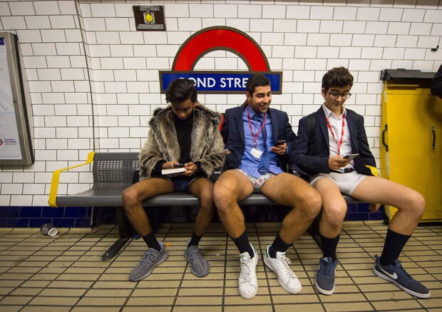Тысячи людей по всему миру спустились в метро без штанов