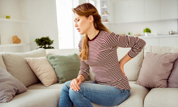 Можно даже на диване: 5 действенных упражнений, которые помогут при боли в пояснице