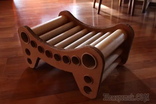 Оригинальный стул из картона и картонных трубок