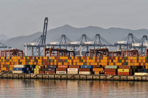 Промышленность Китая сокращается второй месяц подряд, но частные опросы показывают рекордный рост экспорта