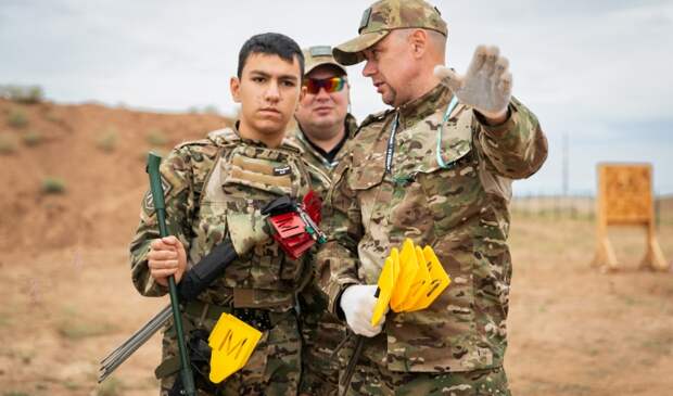 Волгоградские военные помогают участникам игры «Зарница 2.0» осваивать специальности