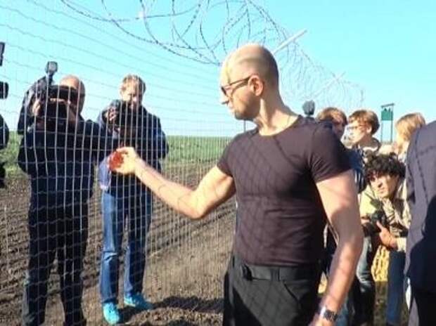 На границе Украины и России начали возводить "Стену Яценюка" На границе Украины и России начали возводить "Стену Яценюка"