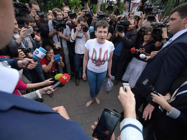 Прилетев в Киев, Савченко вышла из здания аэропорта босой. Журналисты тут же обступили ее и начали задавать вопросы, но она потребовала их &quot;уважать личное пространство человека&quot; и расступиться. &quot; Вы, как шакалы, готовы накинуться и зарвать&quot; заявила она после прессе. 